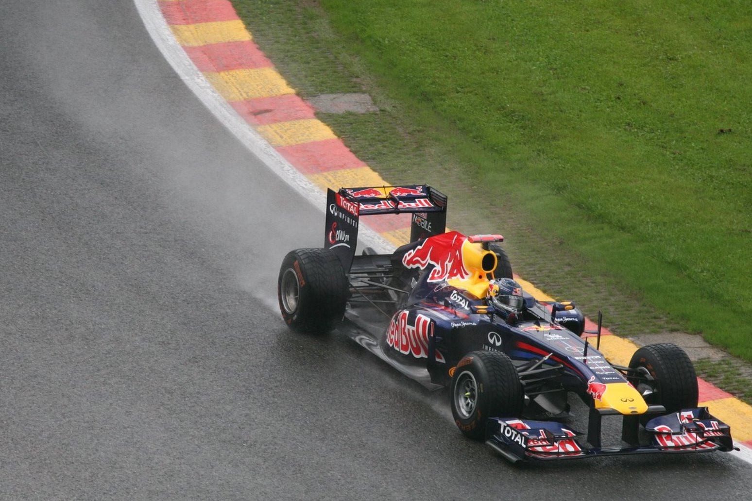 Ricciardo takes pole in Monte Carlo with lap record 